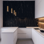 Cuisine-moderne-avec-mur-en-marbre-noir