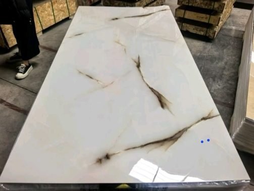 Blanc marbré marron